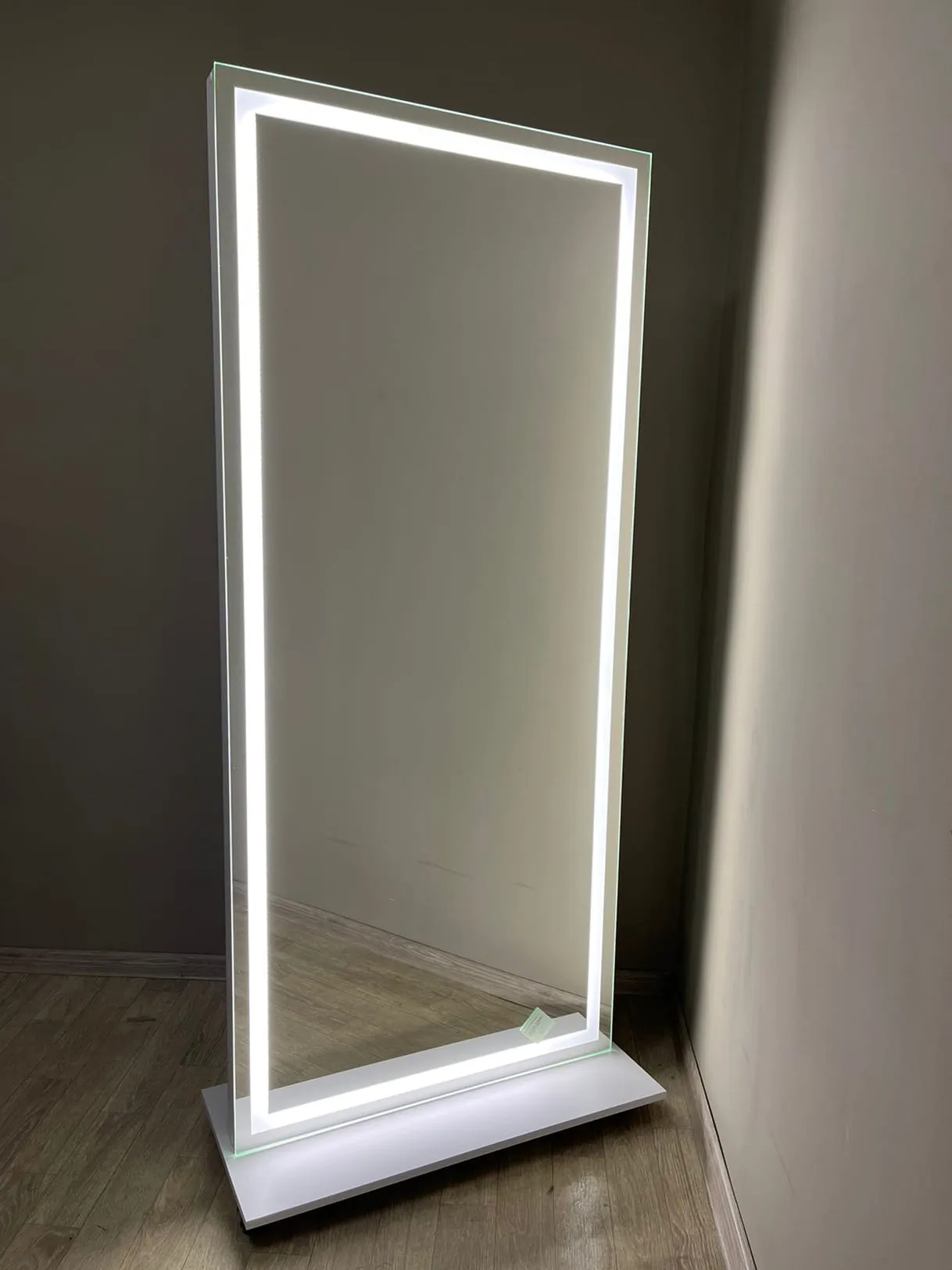Гримерное зеркало в рост на платформе с колесиками С LED подсветкой